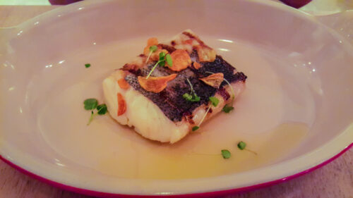 Merluza de pincho en salazón y asada a la llama, con un refrito tradicional - Habitual