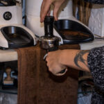 Bluebell Coffee, la cafetería de tercera generación llega a Valencia - Prensado manual