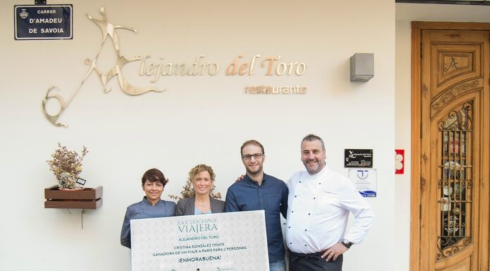 Alejandro Del Toro entrega el premio de La Clóchina Viajera