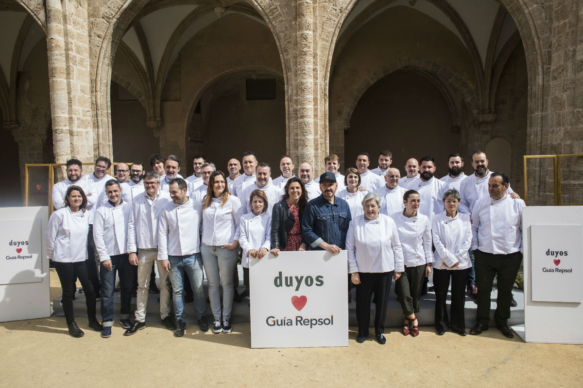 La Guía Repsol viste a los cocineros valencianos con su nueva chaquetilla diseñada por Juan Duyos La Guía Repsol viste a los cocineros valencianos con su nueva chaquetilla diseñada por Juan Duyos