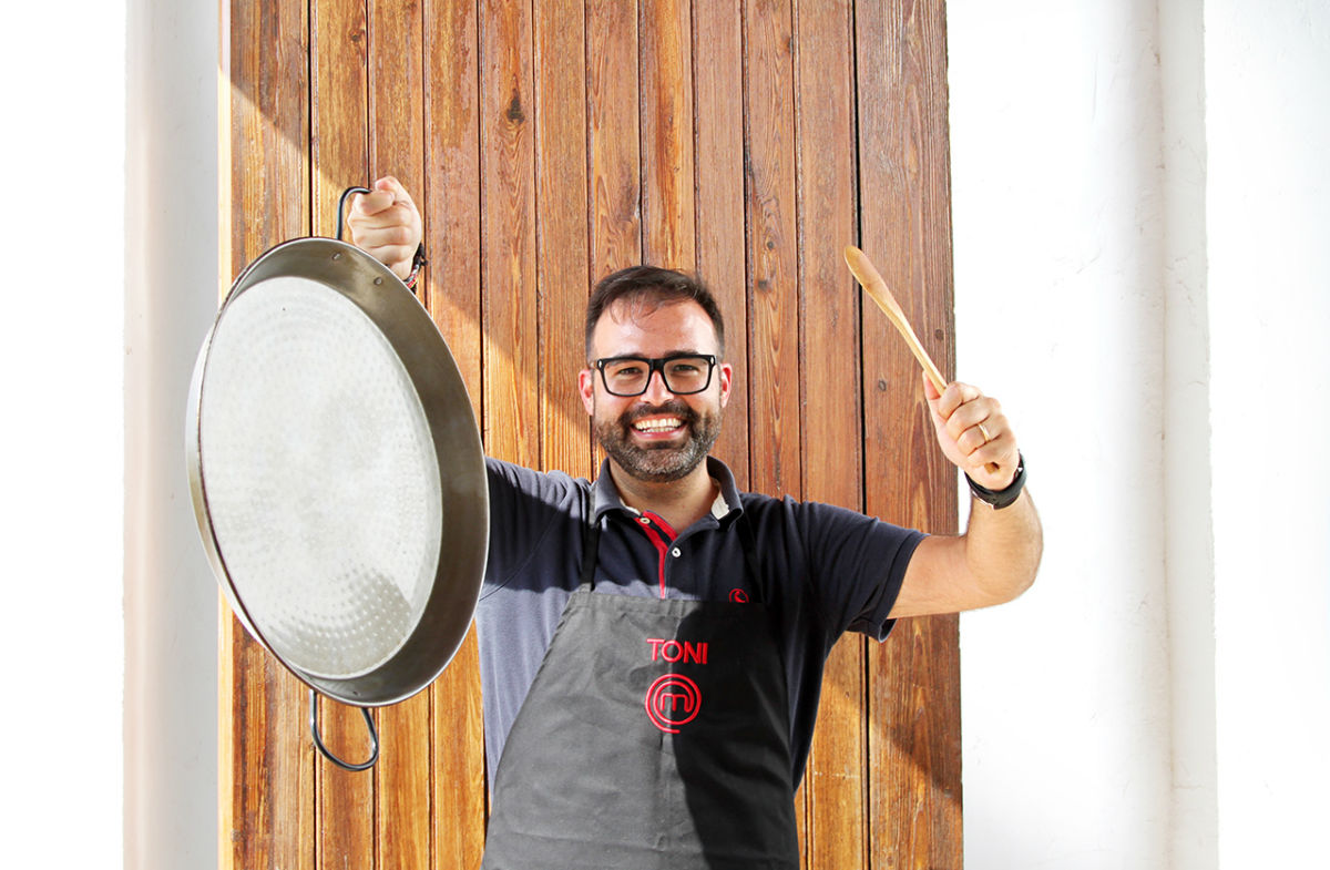 40 participantes conoceran los secretos de la paella de la mano del concursante de Masterchef, Toni Carceller