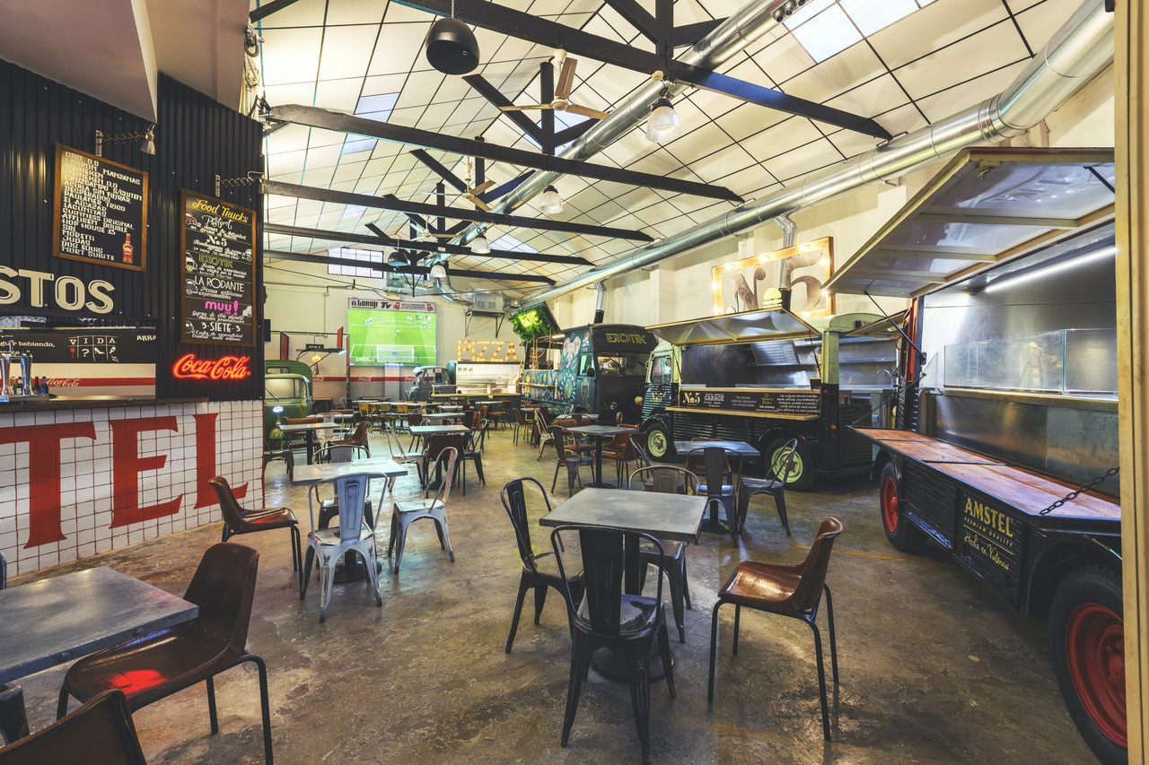 Abre en Valencia El Garaje, un antiguo taller de los 60 reconvertido en espacio gastronómico