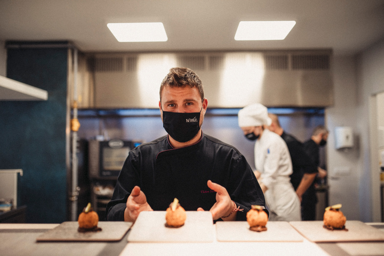 Víctor Soriano y ‘Namúa’, su recién inaugurado restaurante gastronómico, acogen una nueva edición de ’Cocineros con futuro’ Víctor Soriano y ‘Namúa’, su recién inaugurado restaurante gastronómico, acogen una nueva edición de ’Cocineros con futuro’